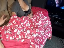 Vecina acariciando a su marido mientras su esposa no está