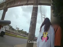 ¡Desafío cornudo! Hotwife tímida entrando al café con Negão como novios y el cornudo al lado. BBC subtitulada