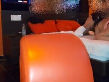 Mi mejor amiga se fue de viaje y su novio necesitaba que alguien le sacudiera la polla y le chupara el culo.
