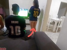 Tuve sexo con el amigo de mi marido por una apuesta, me puse cachonda y terminé haciendo DP con los dos.