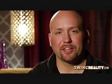 Pareja queda impresionada con la belleza de la mansión swinger