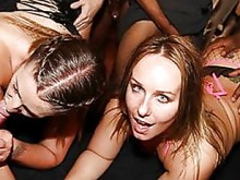 Dúo lujurioso disfruta de una fiesta gangbang en un club de swingers
