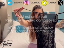 Ella se la chupa a un extraño, luego la atrapan y se traga su semen.