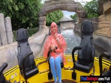 La novia amateur asiática con culo de burbuja fue a un parque temático antes de tener relaciones sexuales