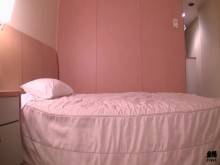 Con una relación en ruinas, una curiosa pareja japonesa hace lo impensable al acercarse a un director amateur de JAV.
