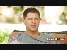 Los swingers se encuentran, saludan y patean cosas frotándose y tocándose.