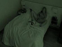 Esposa infiel se masturba viendo porno al lado de su marido. ¡¡Casi pillado!!