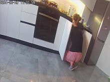 Verdadero engaño. Esposa se folla a un vecino en la cocina.
