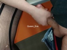 ESPOSA AMATEUR ENTRA A LA TIENDA Y HACE QUE EL DUEÑO SE CORRA DELANTE DEL MARIDO (AUDIO ITALIANO)