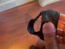Regreso a casa con el coño y las bragas empapadas de semen y mi marido cornudo se sacude con ellos
