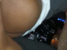 CONDUCTOR DE UBER SE FOLLA A ÉBANO EN LA PARTE TRASERA DEL COCHE DESPUÉS DE RECOGER DEL CLUB (DE:LIFE.ENT)