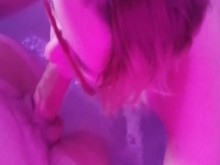 Se la chupo a un desconocido en el jacuzzi delante de mi marido (cornudo)
