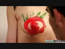 Swingers cachondos follándose entre ellos mientras se pintan