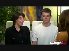 Swingers cachondos que se golpean entre sí