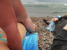 Stranger me pone petróleo y le da una mierda rápidamente en la playa pública - Xsanyany