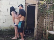Housewife seduce a los trabajadores de la construcción con mini pantalones cortos de mezclilla