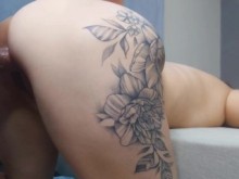 ¡La esposa engañada se folla a la amiga de su esposo mientras él se va!