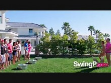 Los swingers usan juegos de ruptura de hielo para hacer una conexión previa a la fiesta
