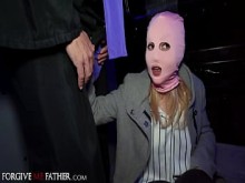 Trampa rubia checa follada con fuerza por un extraño mientras mira el marido cornudo