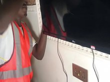 Los trabajadores de la construcción se unen para follar a una esposa en trampa