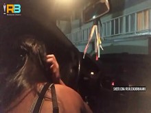 Esposa perra succionando al director de las bahianas y llama al marido Cordhold Meek Mira su chupando negro dotado en el auto en Public Road