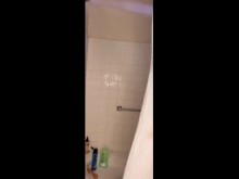 Tomando una ducha mientras mi esposo y sus amigos están pasando el rato en la casa, no es gran cosa jajaja