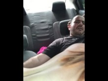 Me folla a mi padrastro camino al trabajo