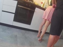La esposa se folla a un vecino en la cocina. Verdadero trampa