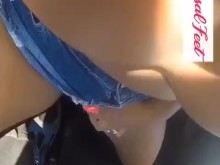 Sra. Feet presionando al conductor de Uber y recibiendo el dedo