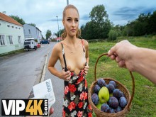 VIP4K. La campana roja es buena para chupar grandes pollas. Sexo caliente con Lucianna Lucci y Steve Q