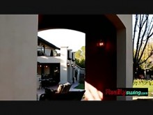 Elena y Alex son bienvenidos a la casa Swingers por un hermoso anfitrión