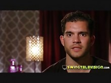 Las parejas de Swinger están en una noche ocupada en la mansión Swingers