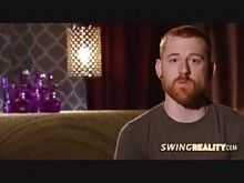 La esposa tímida juega con más mujeres que su esposo en la fiesta de los swingers