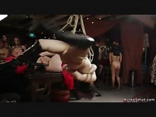 Chicas calientes y milf en la fiesta de swingers de BDSM