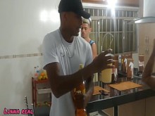 Mi esposo estaba cuernos mientras estaba en la habitación con amigos completos en rojo