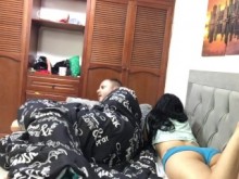 Mi padrastro se folla a mi mejor amiga cuando venga a visitar