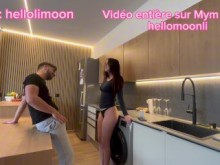 La joven puta francesa cornuda regresa por la noche después de haber sido follada y le dice a su chico cocu fr