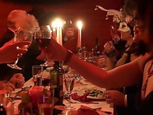 Swingers maduros comiendo y festejos