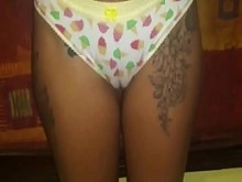 Carioca de 18 años presumiendo y masturbándose con la grabación de cornudo todavía ganaba leche en la boca de la amiga de su novio