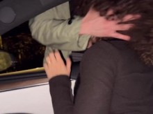 ¡El joven troyano quiere follar, su esposo Cuck la hace joder con un extraño en el auto!