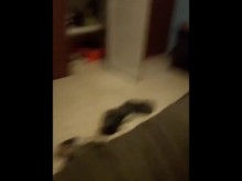 Esposa chupando la polla de otro hombre por primera vez en un juego de sexo lleno de gente