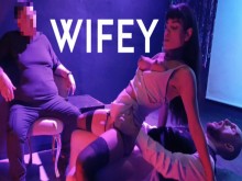 Wifey: Latina Hotwife se folla al camarero mientras su esposo mira