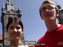 Hunt4k. La chica de la joven monta la polla de Guy junto a su cornudo sumiso