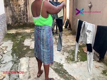 Gateman mira a una esposa húmeda mientras seca su ropa de esposo, luego se folló. Subcribe