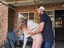 Masturbación mutua con la esposa de mi vecino se convierte en un creampie al aire libre
