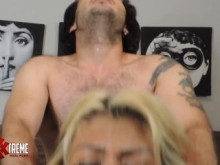 Señora MILF me pide que la coja en lo que el cornudo de su marido esta en el trabajo