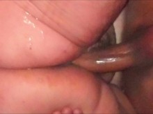 Follo oculto en la cocina, en las primeras horas de la mañana. El agua corrió por sus piernas.
