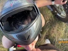Moto Girl pidió chupar a un miembro de un motociclista en el CRF 250 Enduro Field
