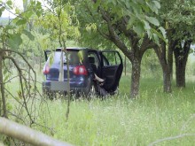 Este voyeur le agrada, ella hace el amor con él en su auto. Sexo y voyeurismo.