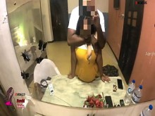 La empleada caliente fue a su casa de jefe y conoció a su jefe, sexy esposa, no puede resistirse a su encanto y comenzar a follar su coño. Esposa engañosa follada por su jefe. Película llena en Xvideos Red